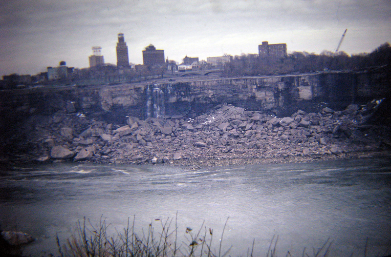 Illustration for article titled The Year The Army Stopped Niagara Falls
